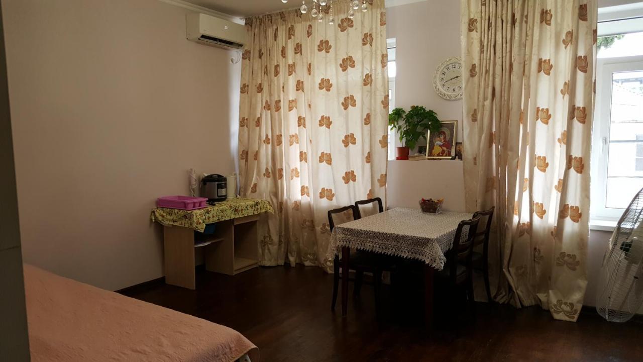 Абазинская 35 Suhumi Exterior foto